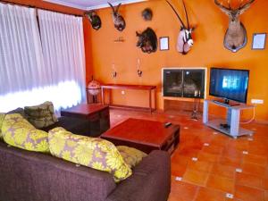 4 bedrooms villa with private pool jacuzzi and wifi at Arcas的休息区