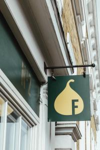 拉伊The fig的挂在建筑物一侧的绿色标志