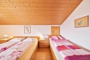 萨伦蒂诺Wieserhof Ferienwohnung Priml的配有木天花板的客房设有两张床。