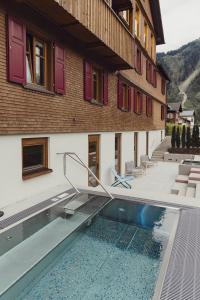 施科佩尔瑙阿德尔酒店的一座房子,旁边设有游泳池