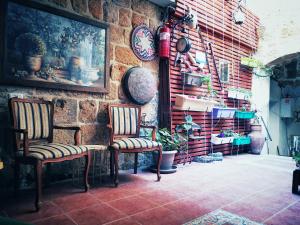 阿卡Shafika house的一间设有两把椅子和砖墙的房间