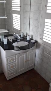 圣弗朗索瓦Villa des Châteaux的一间带水槽和黑色台面的浴室