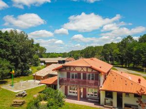 波讷地区圣朱利安Chambres d'Hôtes La Téouleyre的享有橙色屋顶房屋的顶部景色