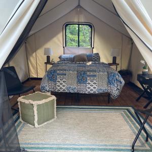 沃特金斯格伦Naturluxe & Stars的帐篷内一间卧室,配有一张床