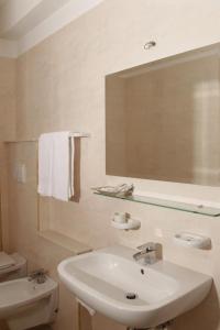 维耶斯泰贝拉维斯塔俱乐部酒店的白色的浴室设有水槽和镜子