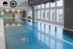 特拉维夫特拉维夫市中心皇冠假日酒店的大楼内一个蓝色的大型游泳池