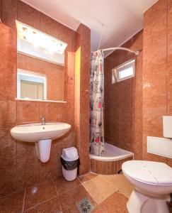 维纳斯拉卢卡酒店 的浴室配有盥洗盆、卫生间和浴缸。