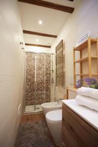 威尼斯Acqua - Attico con terrazza的带淋浴、卫生间和盥洗盆的浴室