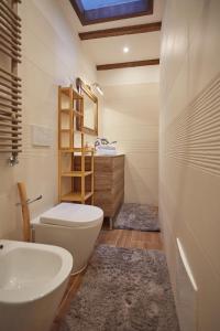 威尼斯Acqua - Attico con terrazza的浴室配有白色卫生间和盥洗盆。