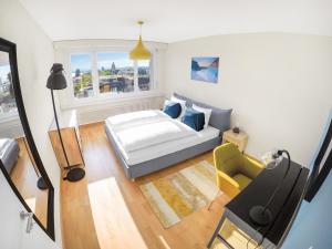 楚格ARISER - Lake View Business Apartment的一间小卧室,配有床和窗户
