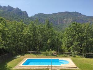 圣克鲁斯德拉塞罗斯Hotel Rural El Mirador de los Pirineos的一座山地游泳池