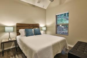 埃利杰Villas at Gingershack Farms的一间卧室设有一张床和一个窗口