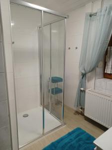 MünzkirchenHortensia 2的玻璃淋浴间,里面设有蓝色凳子