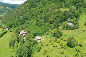 下维谢乌乡Căsuța Bunicilor的山丘上教堂的空中景致