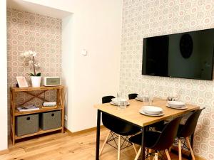 塔尔图Lossi 32 Apartment的一张桌子、椅子和墙上的电视