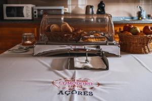 科尔武岛Hotel Comodoro的一张桌子,上面放着一碗食物和一篮苹果