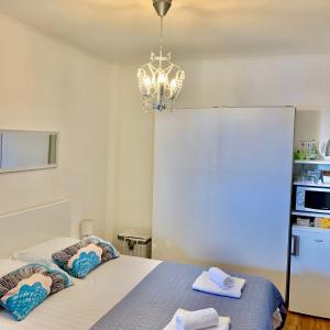 杜布罗夫尼克Apartment and room Sveti Jakov的配有一张床和吊灯的房间