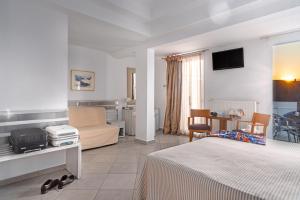 萨索斯Hotel Lido Thassos的酒店客房设有床和客厅。