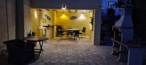 库姆布勒德尔索尔Amarilla的一间带桌椅的房间和一间用餐室