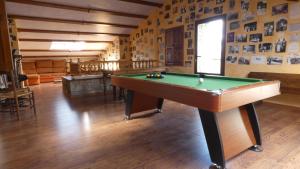 伊萨韦纳河畔罗达LA POSADA DEL ISABENA的中间设有台球桌的房间
