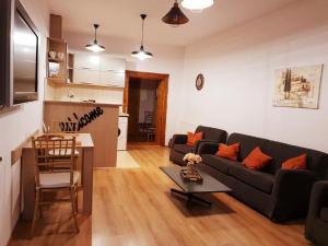 锡比乌Studio Piata Mare apartments的客厅配有沙发和桌子