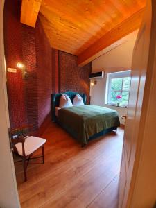德累斯顿Storchennest的一间卧室设有一张绿色的床和一个窗户。