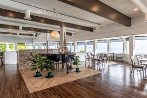 帕克斯维尔Bayside Resort, Ascend Hotel Collection的用餐室设有桌椅和窗户。
