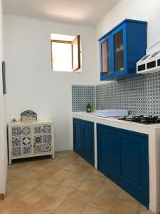 利帕里Il Cortiletto - Lipari CENTRO的厨房配有蓝色橱柜和台面