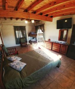 RivadaviaAires de Naturaleza的一间卧室,卧室内配有一张大床