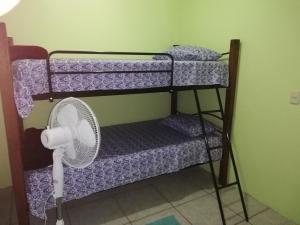 福尔图纳Morpho Casa Vacacional的客房设有三张双层床和风扇。