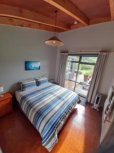 皮哈皮哈海滩旅馆的一间卧室设有一张床和一个大窗户