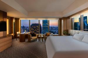 东京The Okura Tokyo的酒店客房享有城市美景,配有一张床。