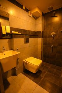 卡尔佩特塔Zubis Inn Hotel的一间带卫生间和水槽的浴室