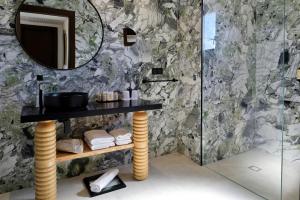 利勒鲁斯Hôtel & Spa Rocabella的一间带水槽和镜子的浴室