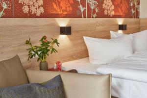奥斯特巴德里克Feriendorf Rerik的酒店客房设有两张床和一张植物桌子