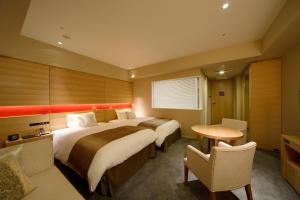 秋田秋田大都会酒店的酒店客房设有一张大床和一张桌子。