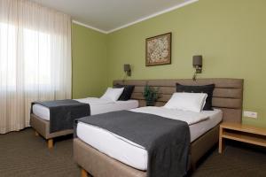 斯伽尔达艾则瑞温泉酒店的绿墙旅馆客房的两张床