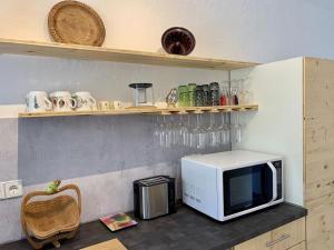 卡佩尔罗德克Ferienwohnung JoSi的厨房的台面上有一个微波炉
