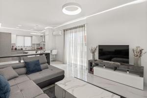 雅典BillyMare central Glyfada apartment的带沙发和电视的客厅