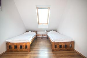 维斯普雷姆Pataky Apartmanok的带窗户的客房内设有两张单人床。