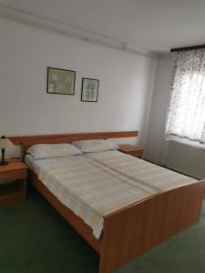 Donji KraljevecKavana Stari krov的一间卧室,卧室内配有一张大床