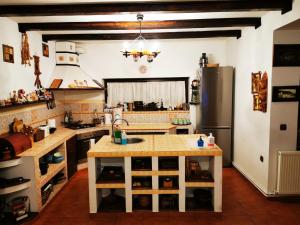 普雷德鲁特Casa Veveritelor的厨房配有柜台和冰箱。