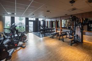 哥本哈根Scandic CPH Strandpark的健身房拥有许多跑步机和机器