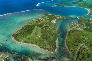 瓦阿Shangri-La Yanuca Island, Fiji的海洋岛屿的空中景观