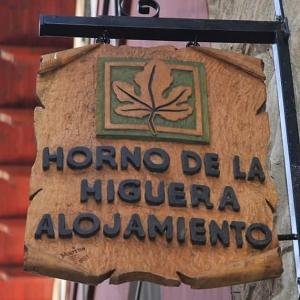 图德拉Horno de la Higuera Alojamiento的一座圣殿的标志
