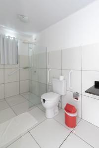 马拉戈日梅朗民宿的白色的浴室设有卫生间和淋浴。