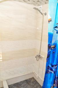 戈里斯Camp'in Goris的浴室内配有蓝色淋浴帘