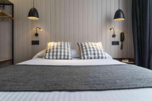 阿涅勒Hotel SUB的一间卧室配有一张带两个枕头的床