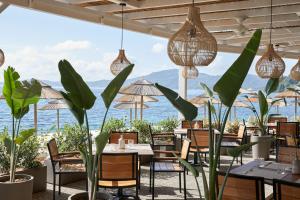 阿基奥斯·伊奥尼斯·佩里斯特MarBella, Mar-Bella Collection的一间带桌椅的海景餐厅