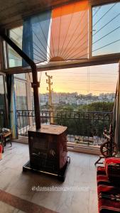 朱尼耶Damask Rose, Lebanese Guest House的带壁炉的客房,设有大窗户